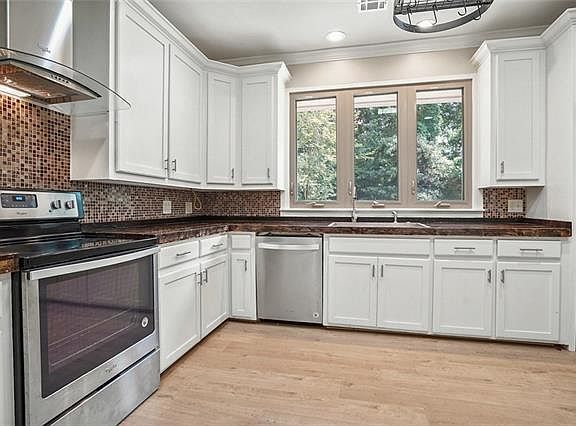 5th image of 107 Sandra Lee Dr