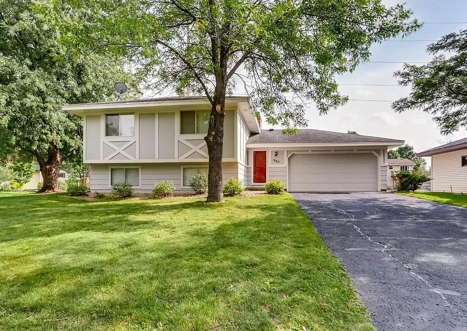 1st image of 940 127th Ln NE