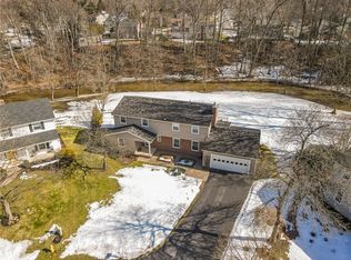 25 Hidden Creek Cir, Pittsford, NY 14534