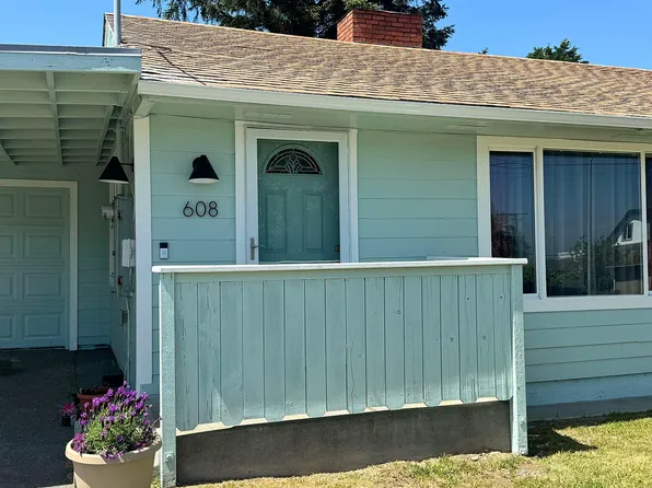 608 8th St, Crescent City, CA 95531