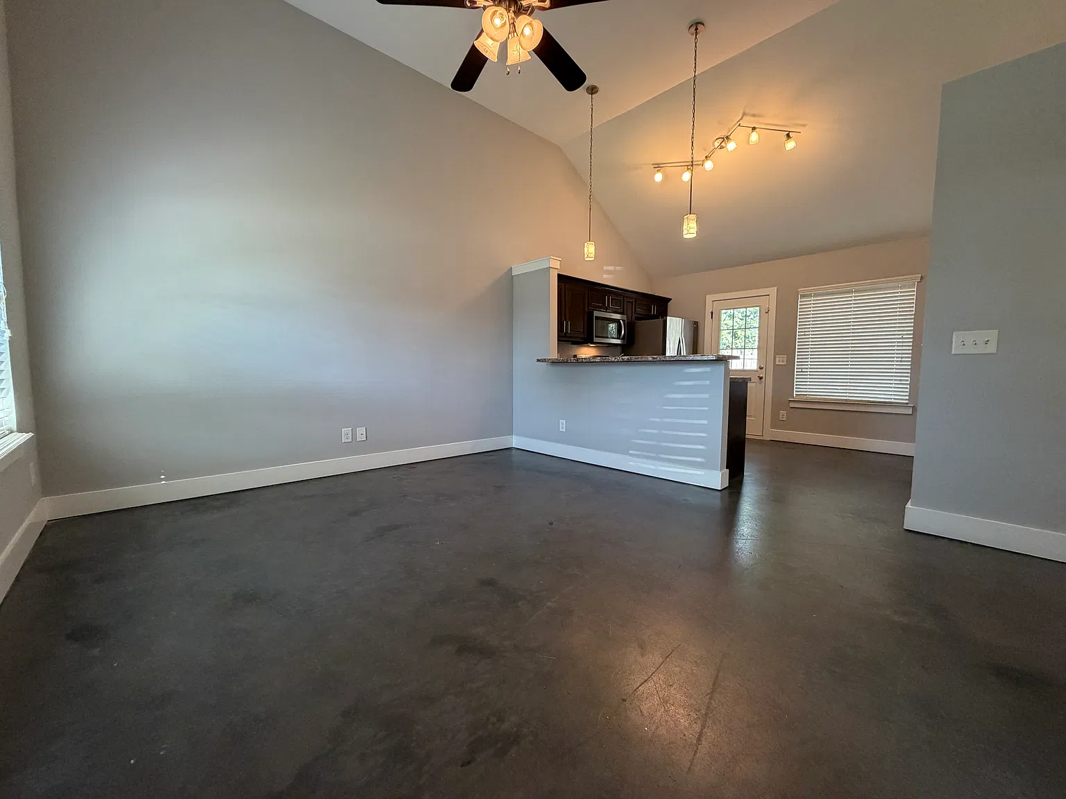 3 bed, 949 sqft, $1,650 — Photo 3