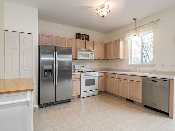 3rd image of 2259 N Stonehedge Ct
