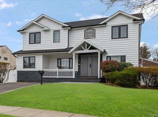2 Elf Rd, Syosset, NY 11791