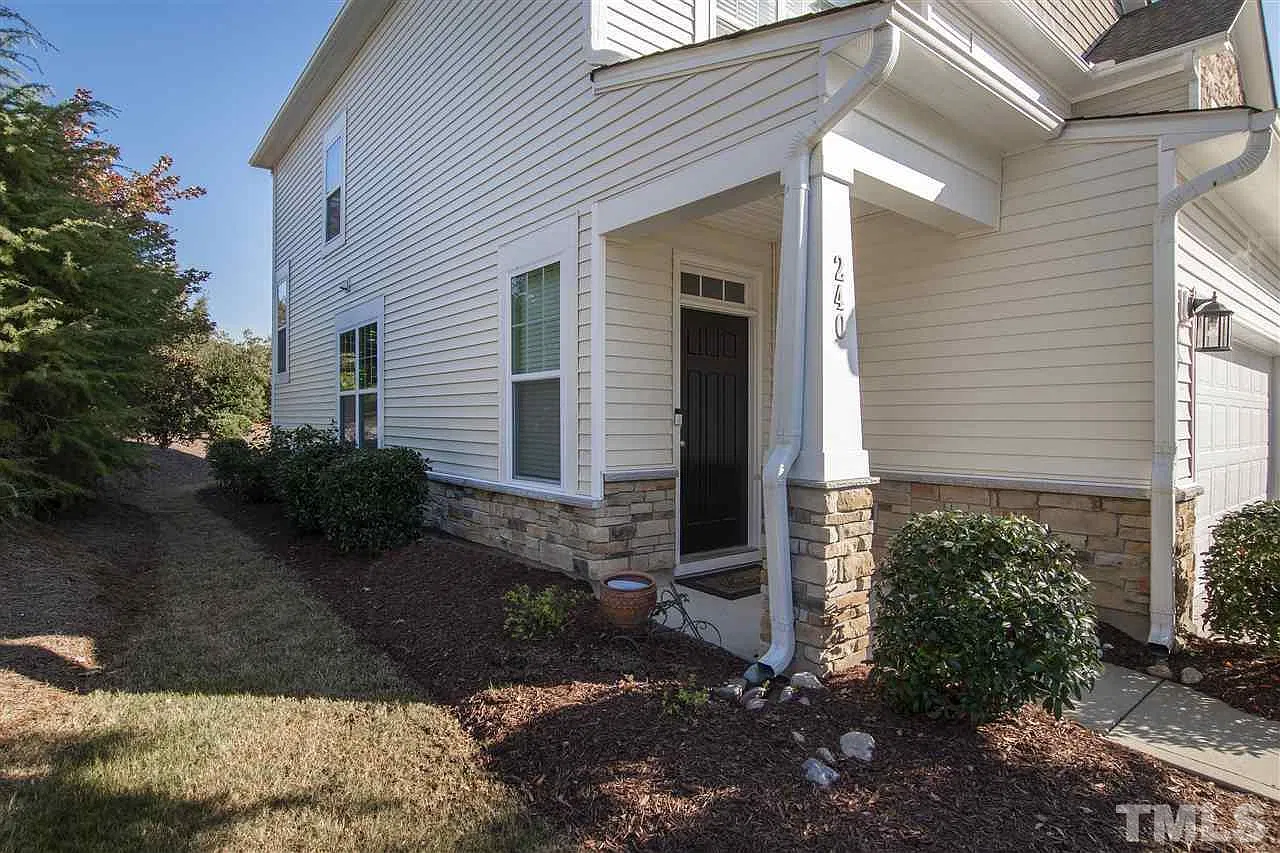 3 bed, 2.5 bath, 1682 sqft, $2,100 — Photo 3