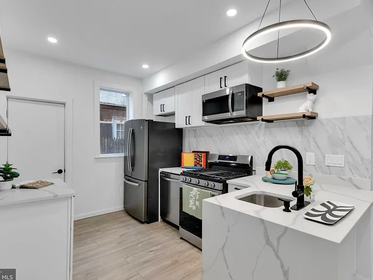 3352 Amber St — Photo 4