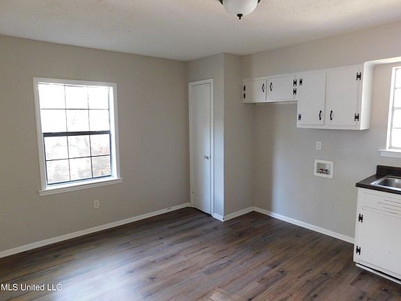 4th image of 8415 Southaven Cir W