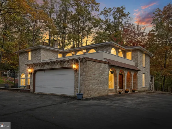 799 Laurel Woods Ln, Hanover, PA 17331