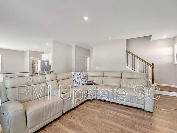 3rd image of 207 Bridlewood Ln