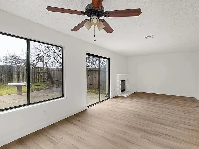 995 Matthew Ct — Photo 7