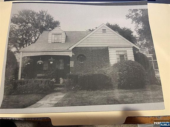 3rd image of 10-16 Burbank St