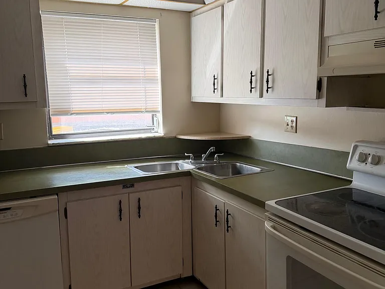 50 SE 12th St #1520 — Photo 3