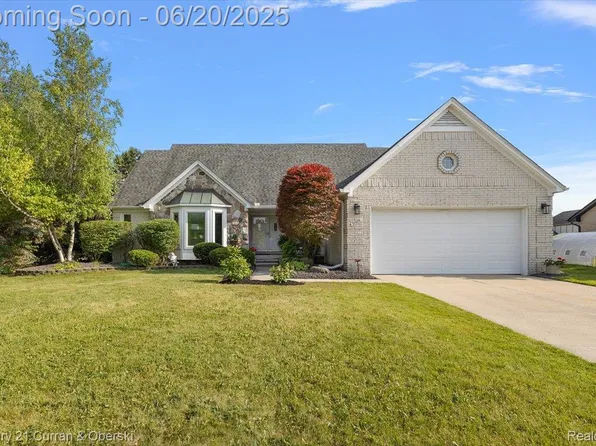 37429 Kingsburn Dr, Livonia, MI 48152