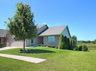 572 Rye Ridge Ct, Freeport, IL 61032