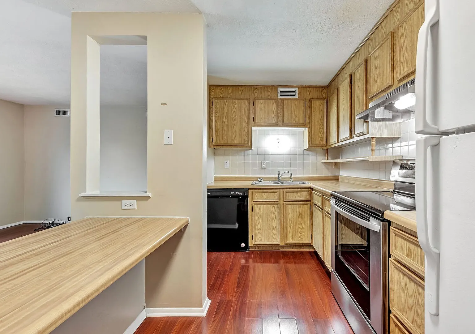 Tranquil Two-Bedroom Condo: Park Setting, Prime Location, Modern Comforts! — Photo 2