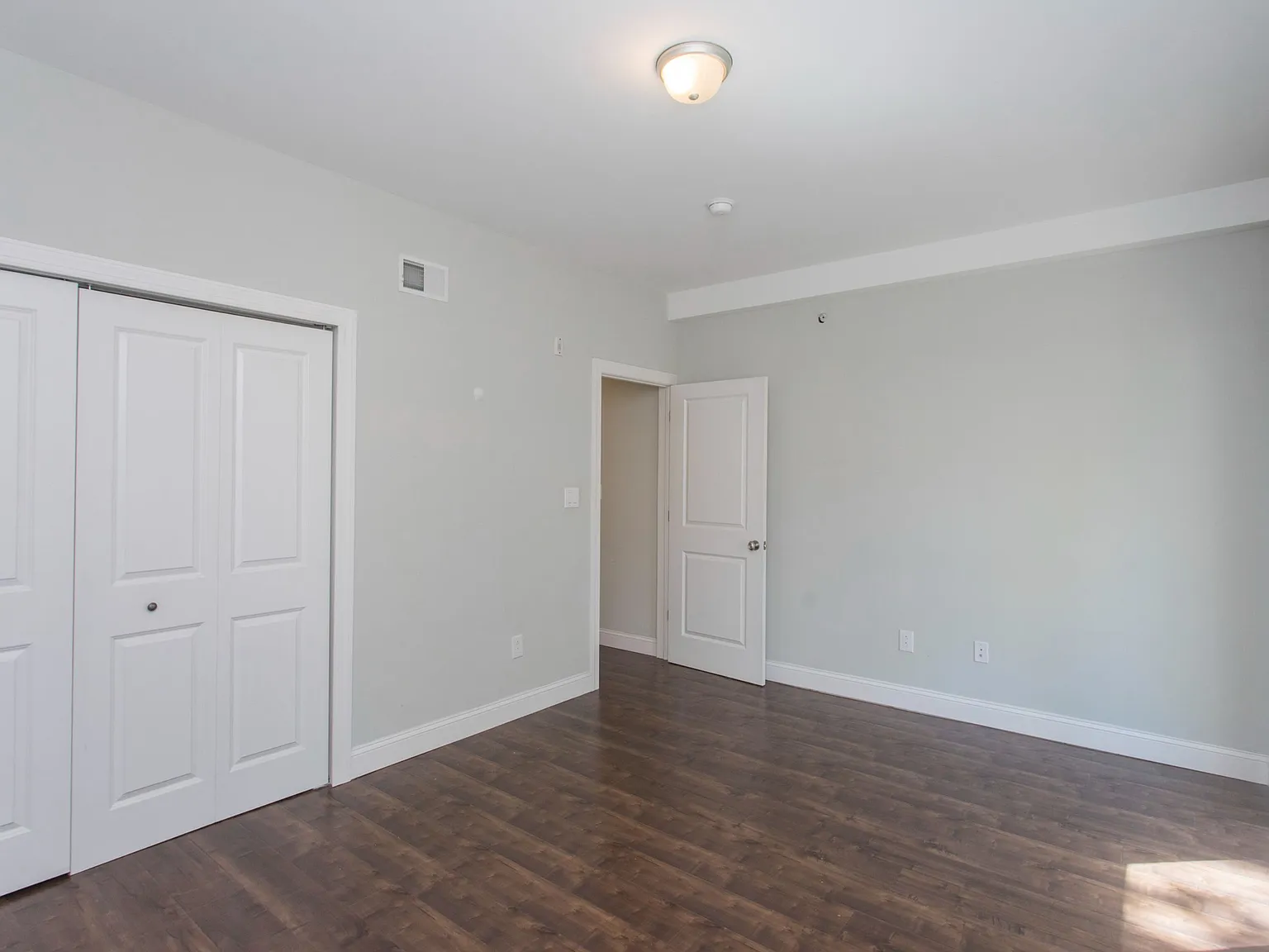 2 bed, 843 sqft, $1,581 — Photo 2