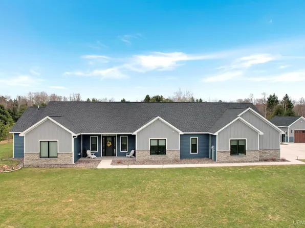 46647 Golf Dr, Chassell, MI 49916