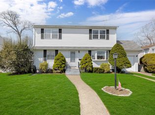 121 Sullivan Ave, Farmingdale, NY 11735