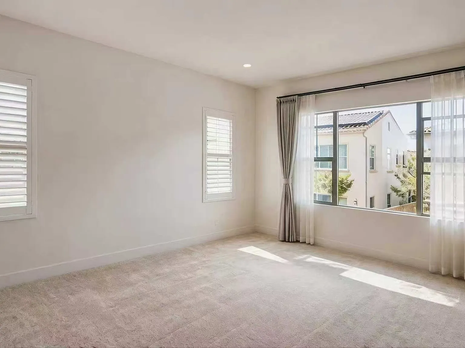 4 bed, 2.5 bath, 2400 sqft, $6,900 — Photo 3