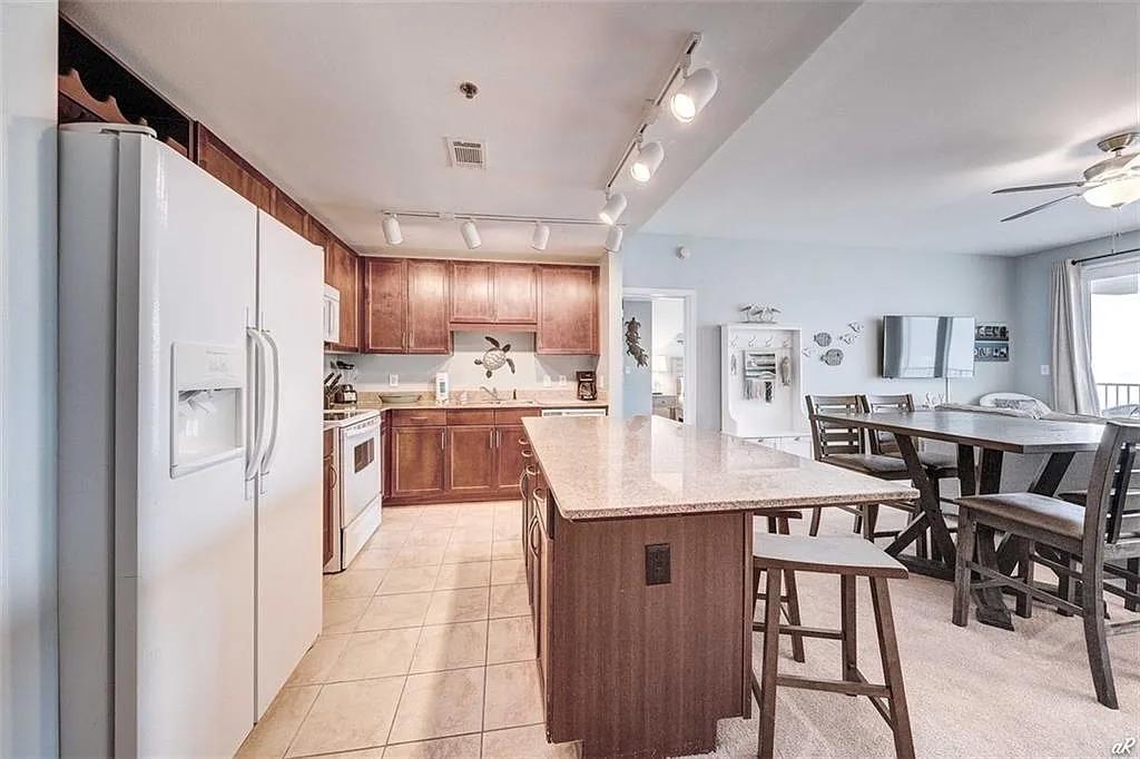 3 bed, 2.0 bath, 1262 sqft, $2,500 — Photo 3