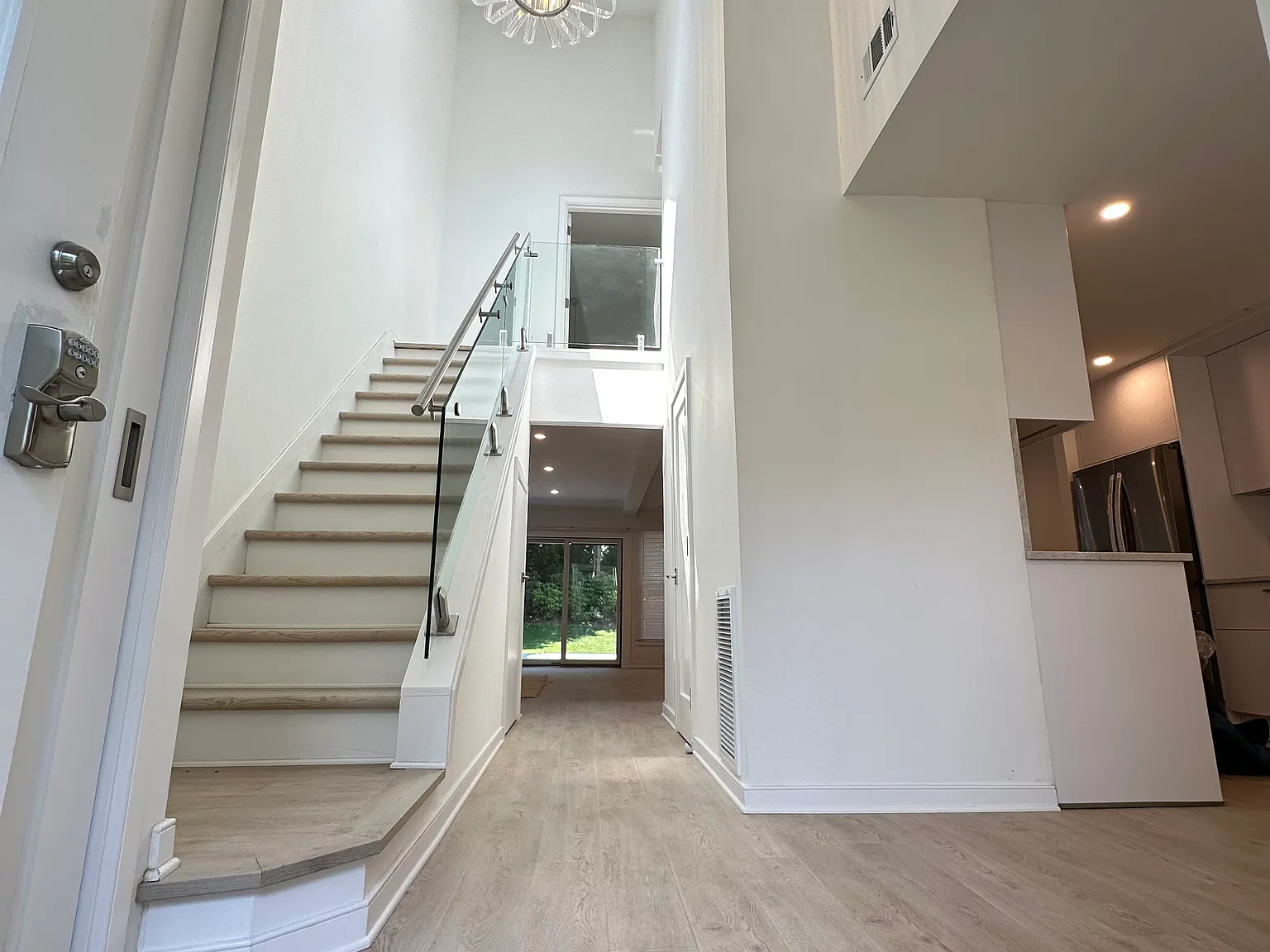 Rare Find -Luxury Townhouse with Brand New Interior and Parking — Photo 4