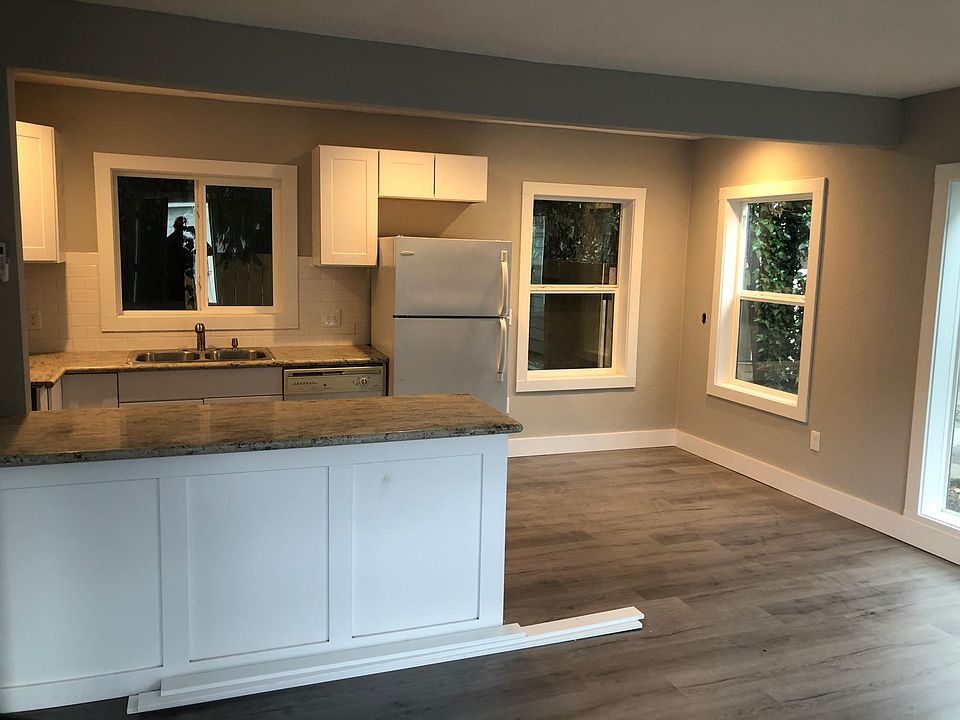 Kitchen/ Breakfast nook