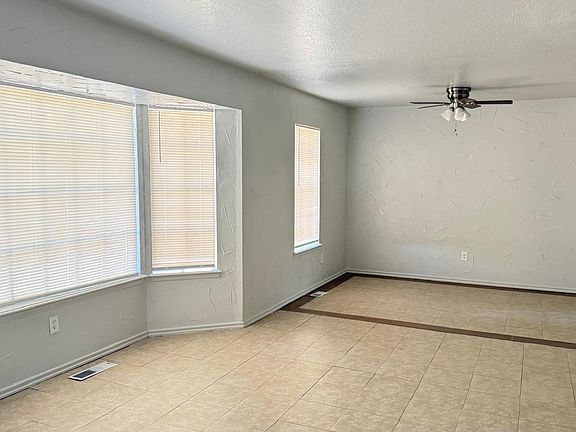2nd image of 3200 N Meadowood Dr