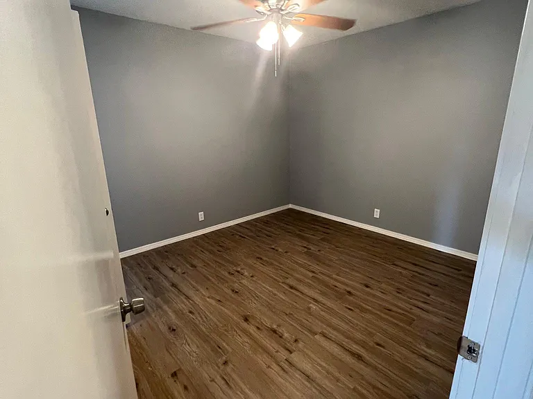 527 E Caney St #F — Photo 10