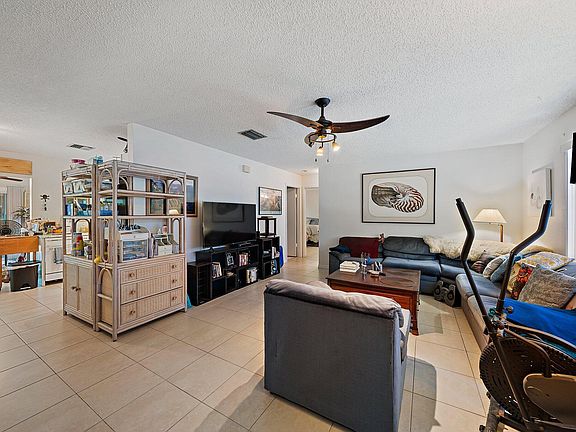 5th image of 2222 SE Rock Springs Dr