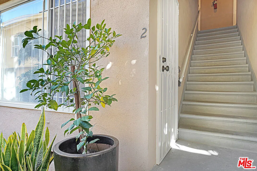 1108 S Sherbourne Dr — Photo 2
