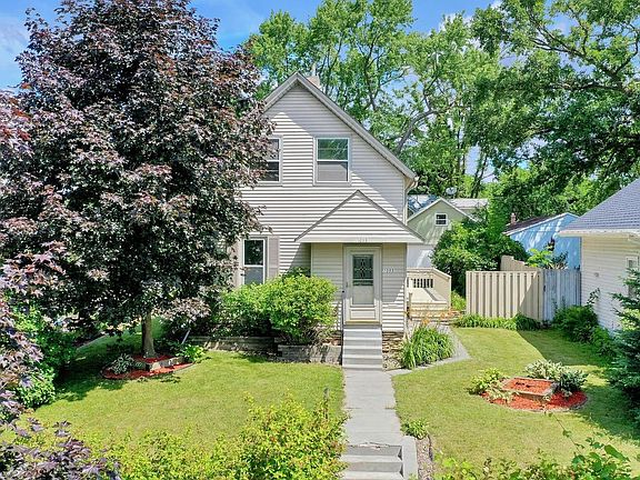 3rd image of 1055 Burgess St