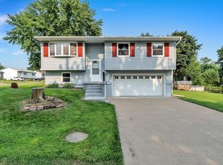 5731 N Howell St, Davenport, IA 52806
