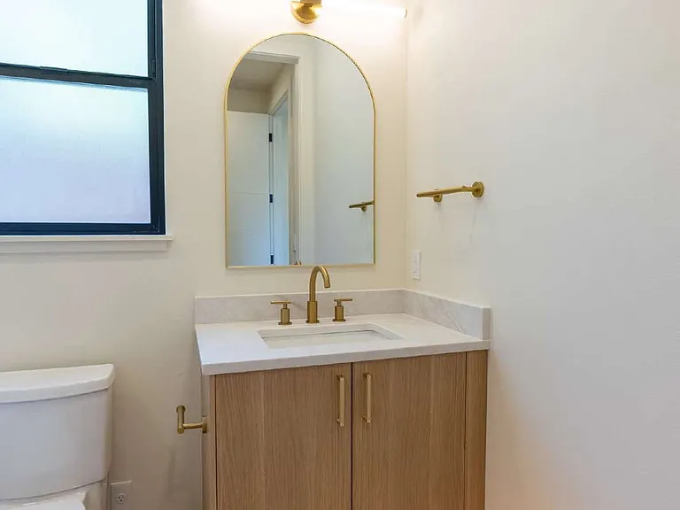 822 W 22nd Ave — Photo 30
