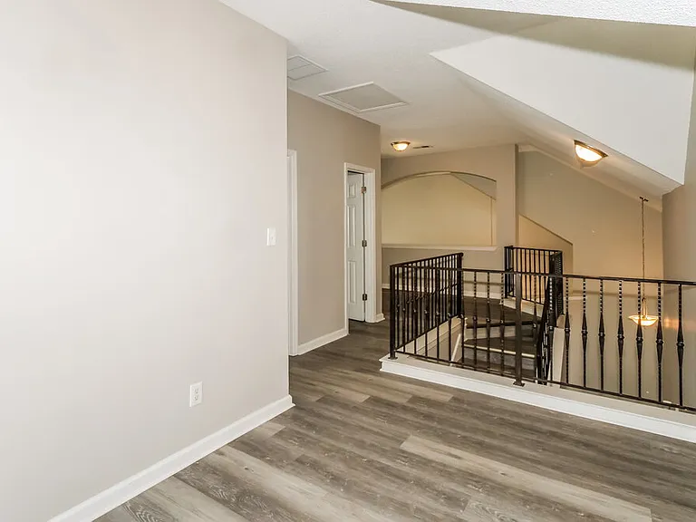 1043 Averett Cv — Photo 10