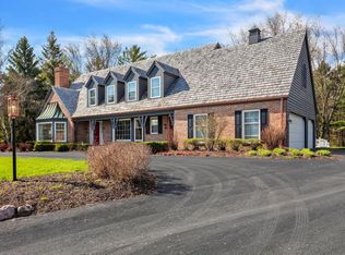 207 W Miller Dr, Mequon, WI 53092