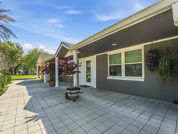 4th image of 301 N Thomson Ave