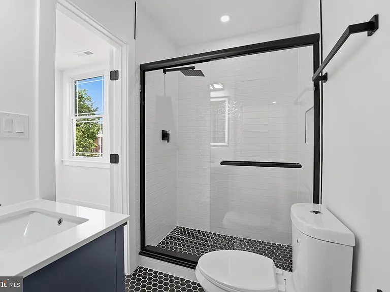 129 Hamilton St NW — Photo 37