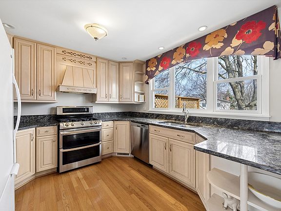 5th image of 710 Maple Ln