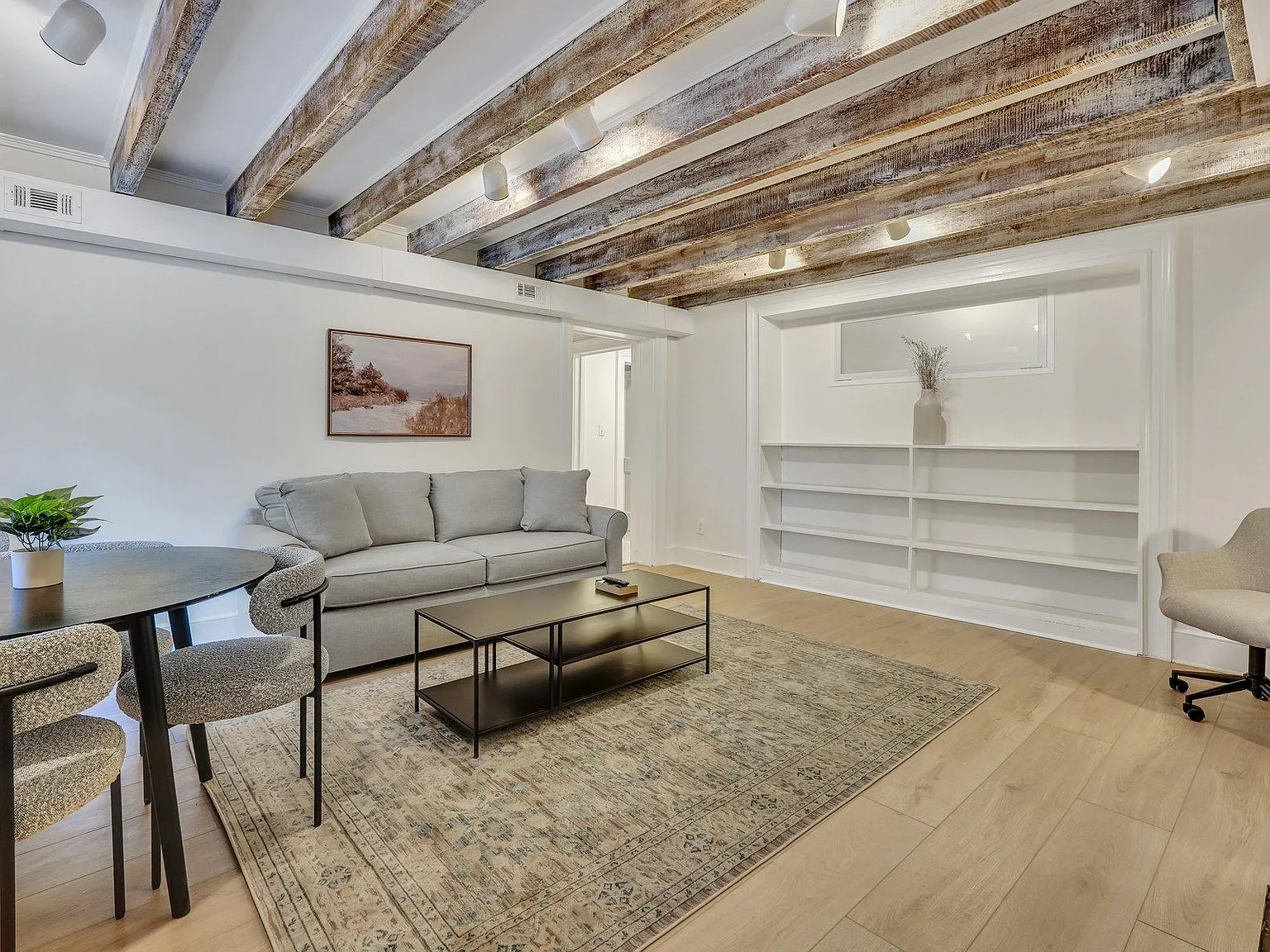 2 bed, 950 sqft, $3,000 — Photo 2