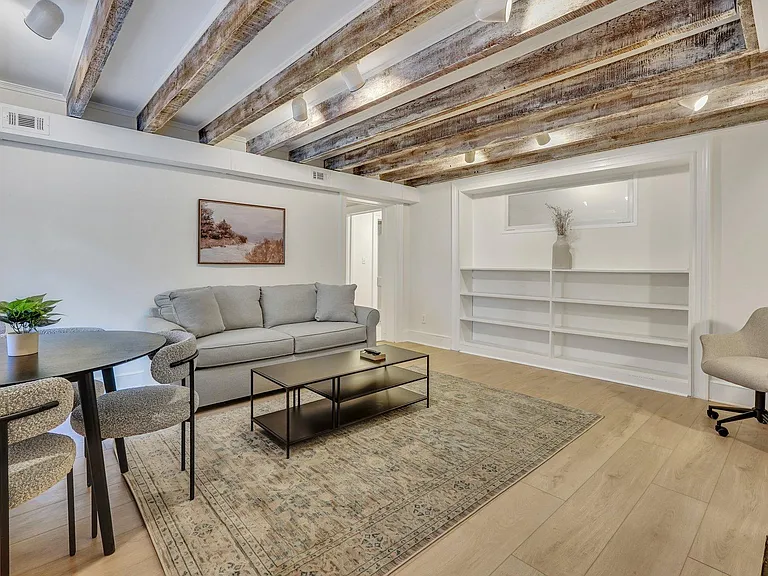 203 E York St #G — Photo 2