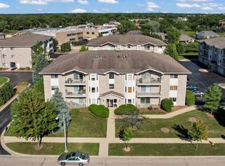 717 N 5th Ave APT 302, Addison, IL 60101