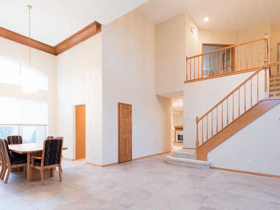 4th image of 10612 Royal Troon NE