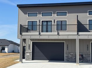 910 S Turtle Cove Ct, North Sioux City, SD 57049