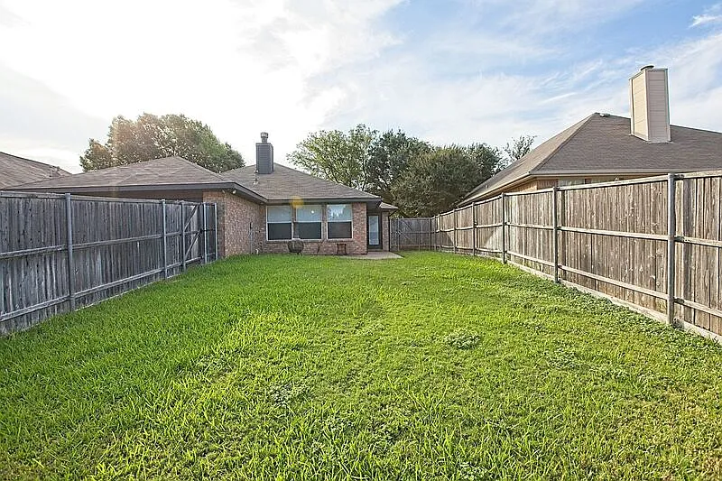 3 bed, 2.0 bath, 1669 sqft, $2,200 — Photo 3