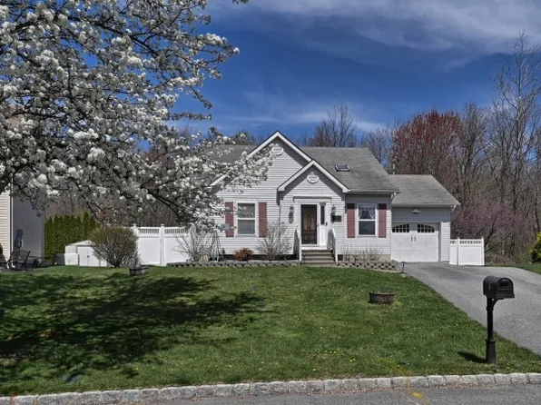 6 Holly Dr, Hamburg Boro, NJ 07419