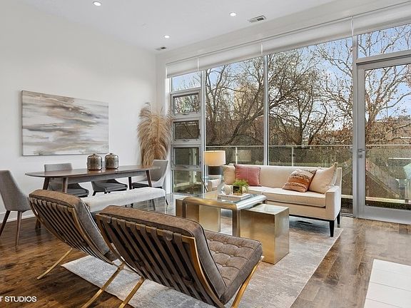 3rd image of 1076 N Marshfield Ave #3
