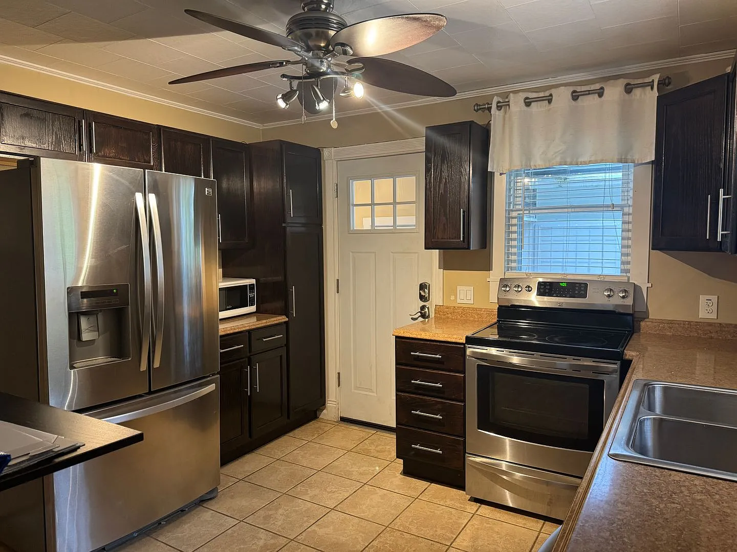 2 Bedroom with one car garage — Photo 3