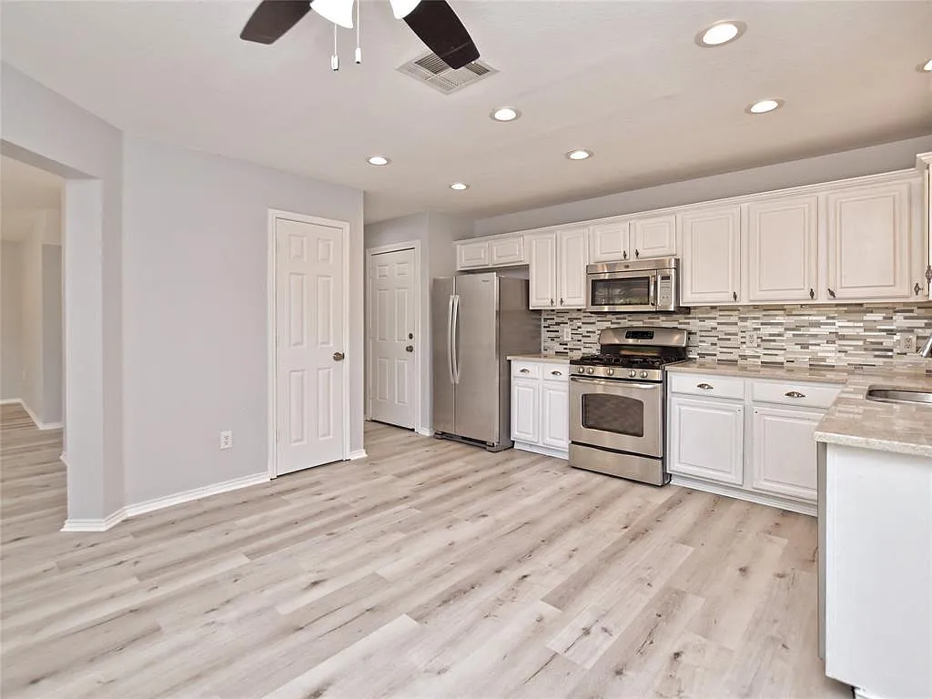 4 bed, 2.5 bath, 2168 sqft, $2,245 — Photo 2