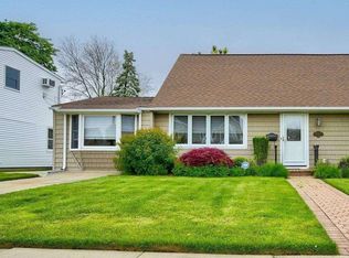 14 Lawrence St, Hicksville, NY 11801