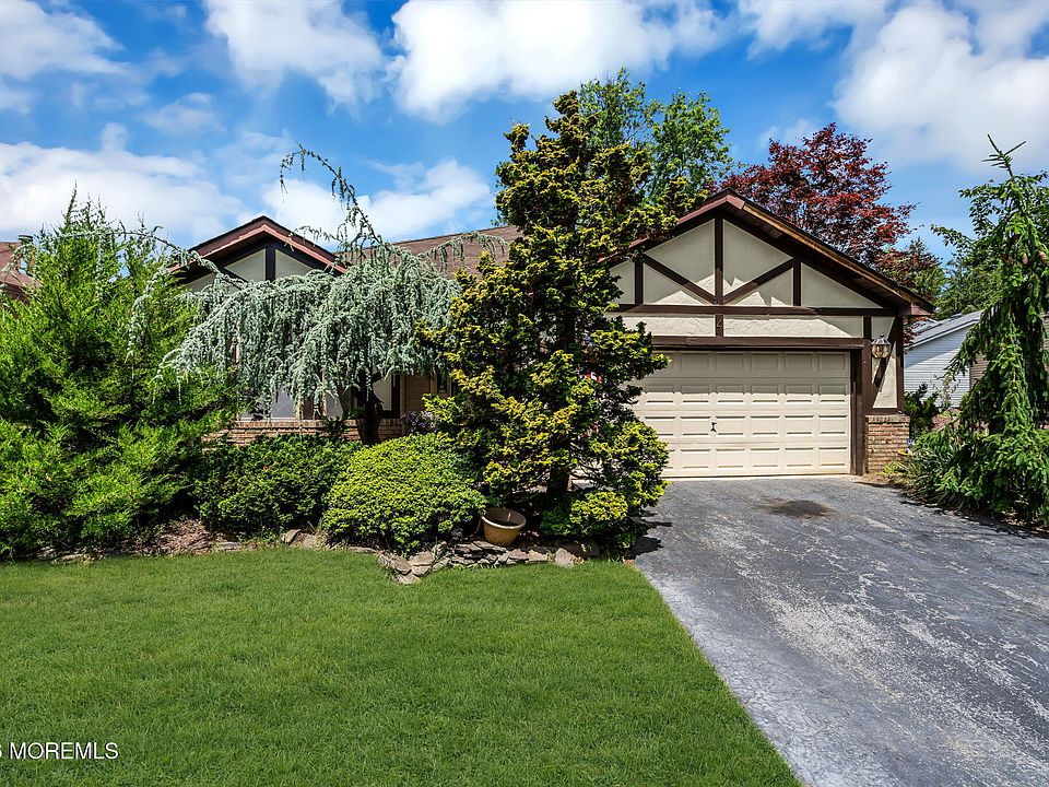 1st image of 4 Hampton Drive