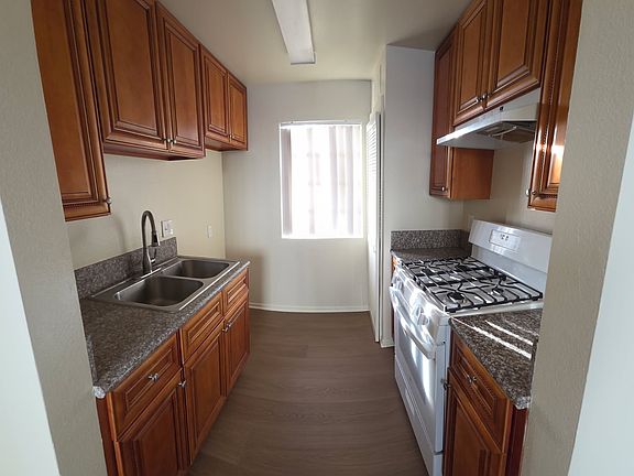 5th image of 1586 Yosemite Dr #104
